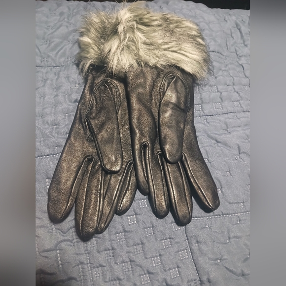 Elegant Black Leather Gloves with Faux Fur Trim - Picture 3 of 5
